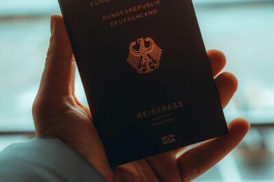 Eine Hand hält einen deutschen Reisepass.