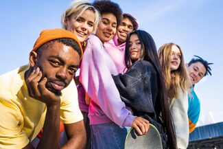 Multikulturelle Gruppe junger Menschen