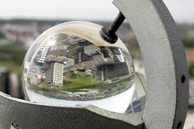 In einem gläsernen Sonnenscheindauermessgerät auf dem Dach des Deutschenwetteramt ist das Kaiserleigebiet zu sehen.