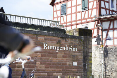 Blick auf den Schriftzug Rumpenheim und ein Fachwerkhaus im Stadtteil Rumpenheim in Offenbach.