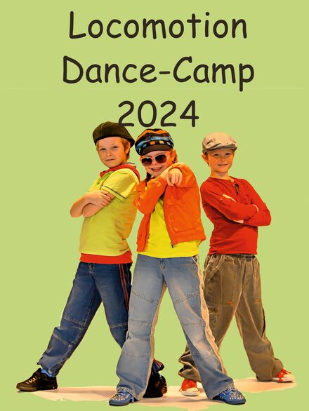Drei Kinder stehen zusammen, darüber ein Schriftzug "Locomotion Dance-Camp 2024"