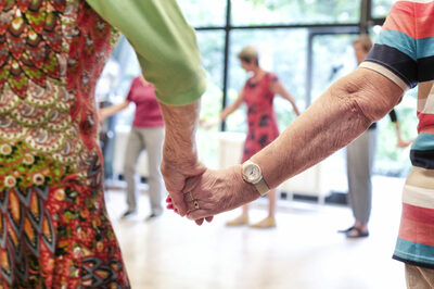 Seniorinnen tanzen in einem Seniorentreff.