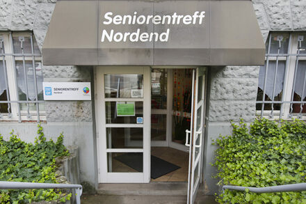 Blick auf den Eingang Stadtteilbüro Nordend Seniorentreff.