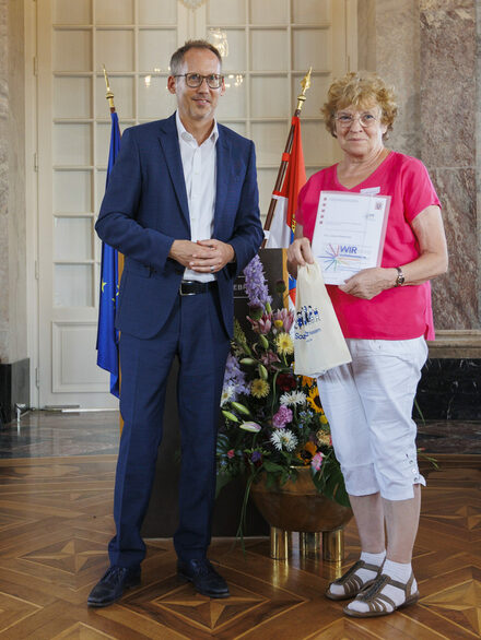 Hessens Sozial- und Integrationsminister Kai Klose und Jolanta Rytwinska mit der Ehrenurkunde.