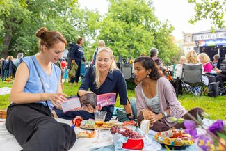 Drei junge Frauen beim Picknick im PArk