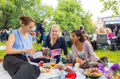 Drei junge Frauen beim Picknick im PArk