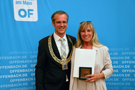 Christine Sparr (rechts) und Oberbürgermeister Felix Schwenke halten nach der Vergabe der Ehrenplakette der Stadt eine Urkunde.