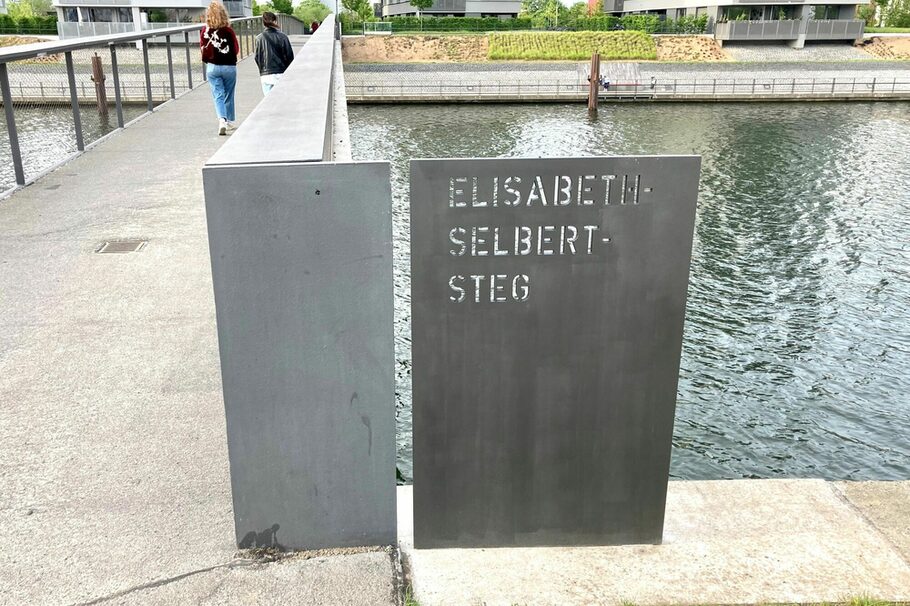 Schild Elisabeth Selbert Steg