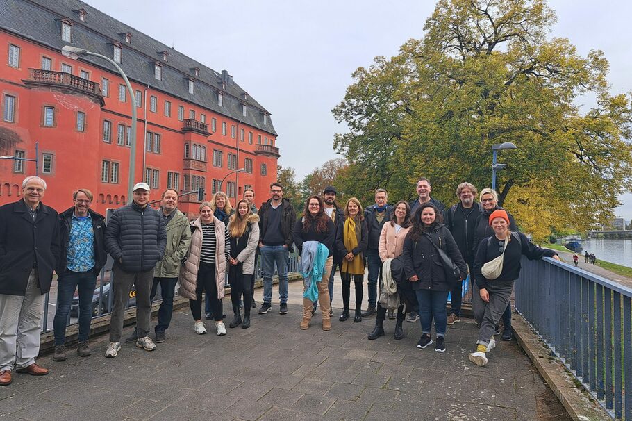 Gruppenfoto vor dem Isenburger Schloss