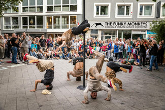 The Funky Monkeys performen vor Publikum in einer Einkaufsstraße