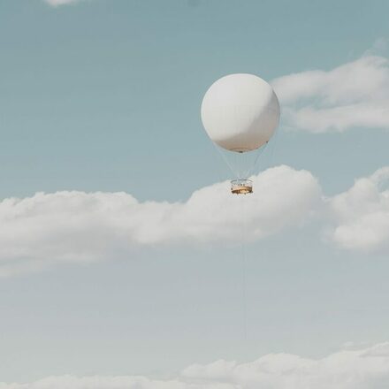 Ein Heißluftballon fliegt in den Himmel.