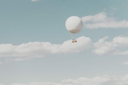 Ein Heißluftballon fliegt in den Himmel.