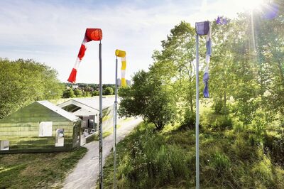 Das Foto zeigt Windsäcke und das Besucherzentrum im Wetterpark in Offenbach.