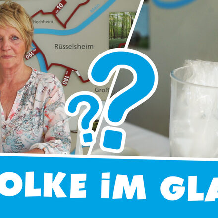 Wetterparkführerin Susy Bütof zeigt das Experiment "Wolke im Glas"