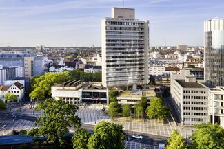 Blick auf das Rathaus mit Haus der Wirtschaft rechts und der Französisch-Reformierten Kirche links