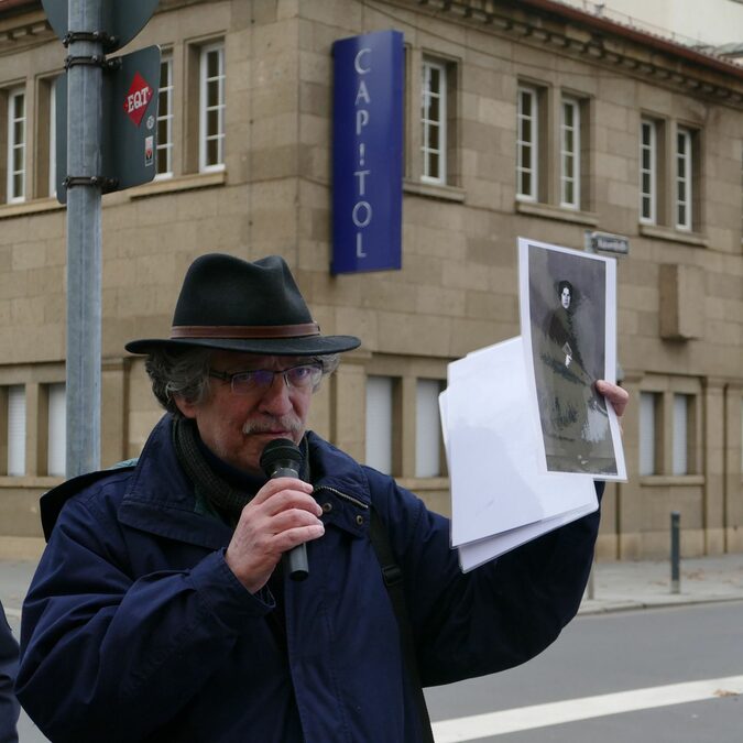 Anton Weinberger vor dem Capitol (ehemalige Synagoge)