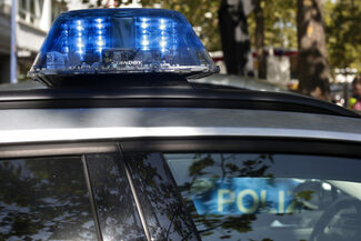 Blaulicht leuchtet auf dem Dach eines Polizeiautos.