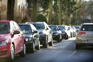 Autos parken in einer Straße in Offenbach.