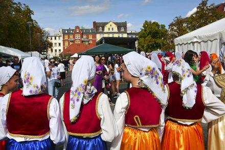 Tänzerinnen des Bosnischen Kulturzentrums auf dem Kulturfest der Nationen in Offenbach.