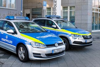 Autos der Stadtpolizei stehen in der Innenstadt von Offenbach.