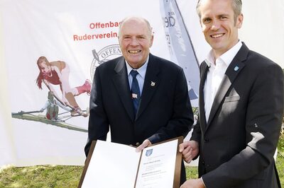 Oberbürgermeister Dr. Felix Schwenke überreichte Jürgen Kramp den Sportehrenbrief der Stadt Offenbach.