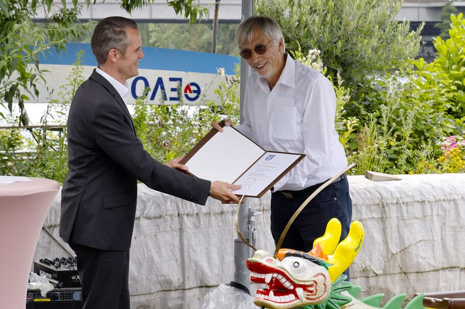 Oberbürgermeister Dr. Felix Schwenke überreicht Detlef Reissmann den Sportehrenbrief der Stadt Offenbach.