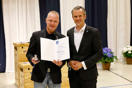 Oberbürgermeister Dr. Felix Schwenke überreichte Sven Hartung die silberne Sportehrennadel.