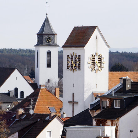 Zwei Kirchen aus der Vogelperspektive.