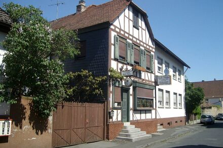 Blick auf das Fachwerkhaus der Gaststätte Bach-Nikles in Offenbach-Bieber.