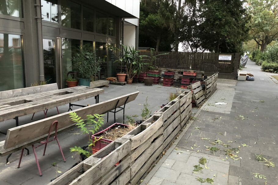 Terrasse eines Restaurants mit Pflanzen