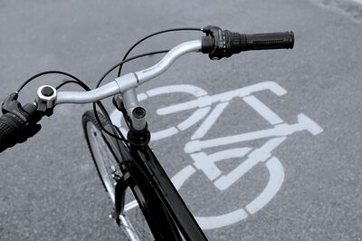 Fahrrad auf einer Straße auf der ein Fahrrad aufgesprüht ist