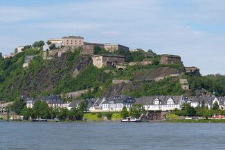 Blick auf die Mosel mit der Festung Ehrenbreitstein.