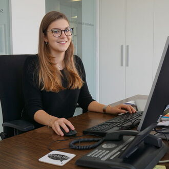 Ba-Studentin Melina Schwab am Schreibtisch
