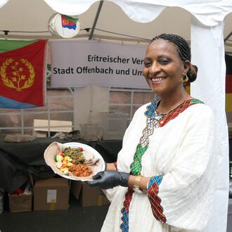Eine junge Frau präsentiert Essen