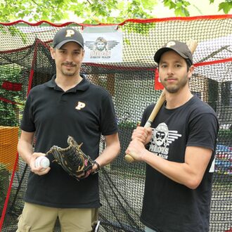 Zwei junge Männer mit Baseball-Schläger und Fanghandschuh