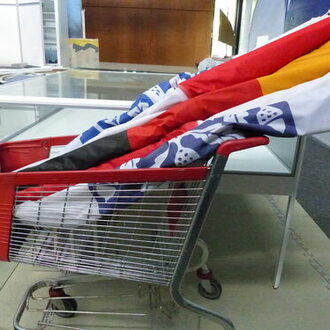 Die hoheitlichen Flaggen werden in einem Einkaufswagen zwischengelagert