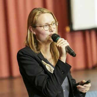 Anna Biegler am Mikrofon