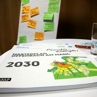 Tisch mit der Broschüre zum Masterplan Offenbach 2030