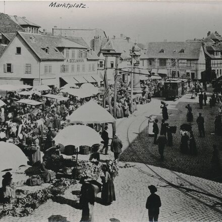 Der Marktplatz um 1888, links im Bild sieht man die Stände der Marktleute
