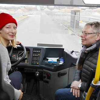Sarah Neder und Ulrich Urban im Fahrschulbus.