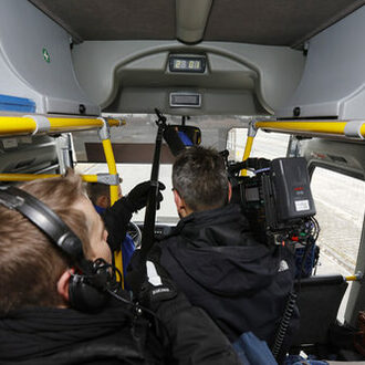 Filmteam des hessischen Rundfunks bei Dreharbeiten im Bus.