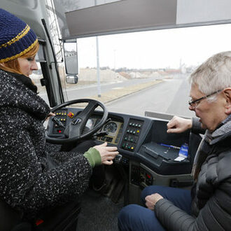 Suzanne Göttlinger und Fahrlehrer Ulrich Urban bei einer Bus-Fahrstunde.