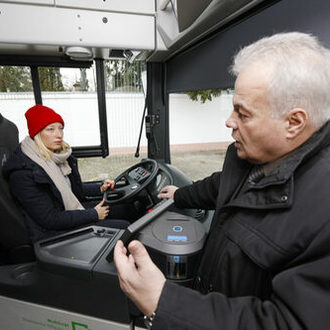 Sarah Neder und Hugo Reinhardt, Projektleiter Busschule, im Bus.