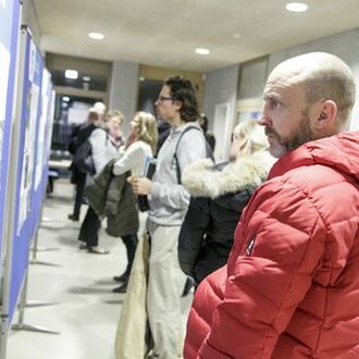 Besucher schauen sich Ausstellung zum Masterplan an