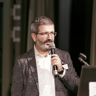 Professor Elmar Schütz am Mikrofon
