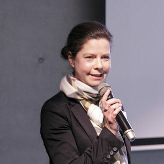 Citymanagerin Birgit Möbus am Mikrofon