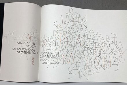 Das Bild zeigt eine Seite aus Gottfried Potts handgeschriebenem Buch "A letter collection". Man sieht viele Einzelbuchstaben und einen kurzen lateinischen Text von Vergil.