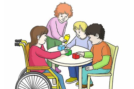 Kinder spielen mit Bauklötzen auf einem Tisch
