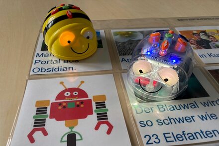 Lustige Elektronik in Form von Computermäusen steht auf folierten Lerninhalten für Kinder.