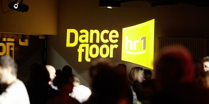 dancefloor-Logo und tanzende Menschen